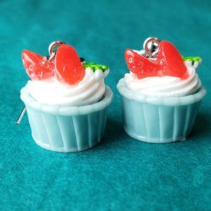 2/15$ NWOT strawberry cupcakes earrings